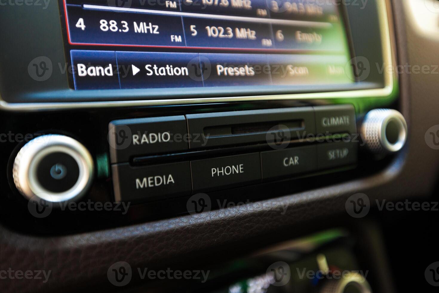 Smart multimedia touchscreen system for automobile photo
