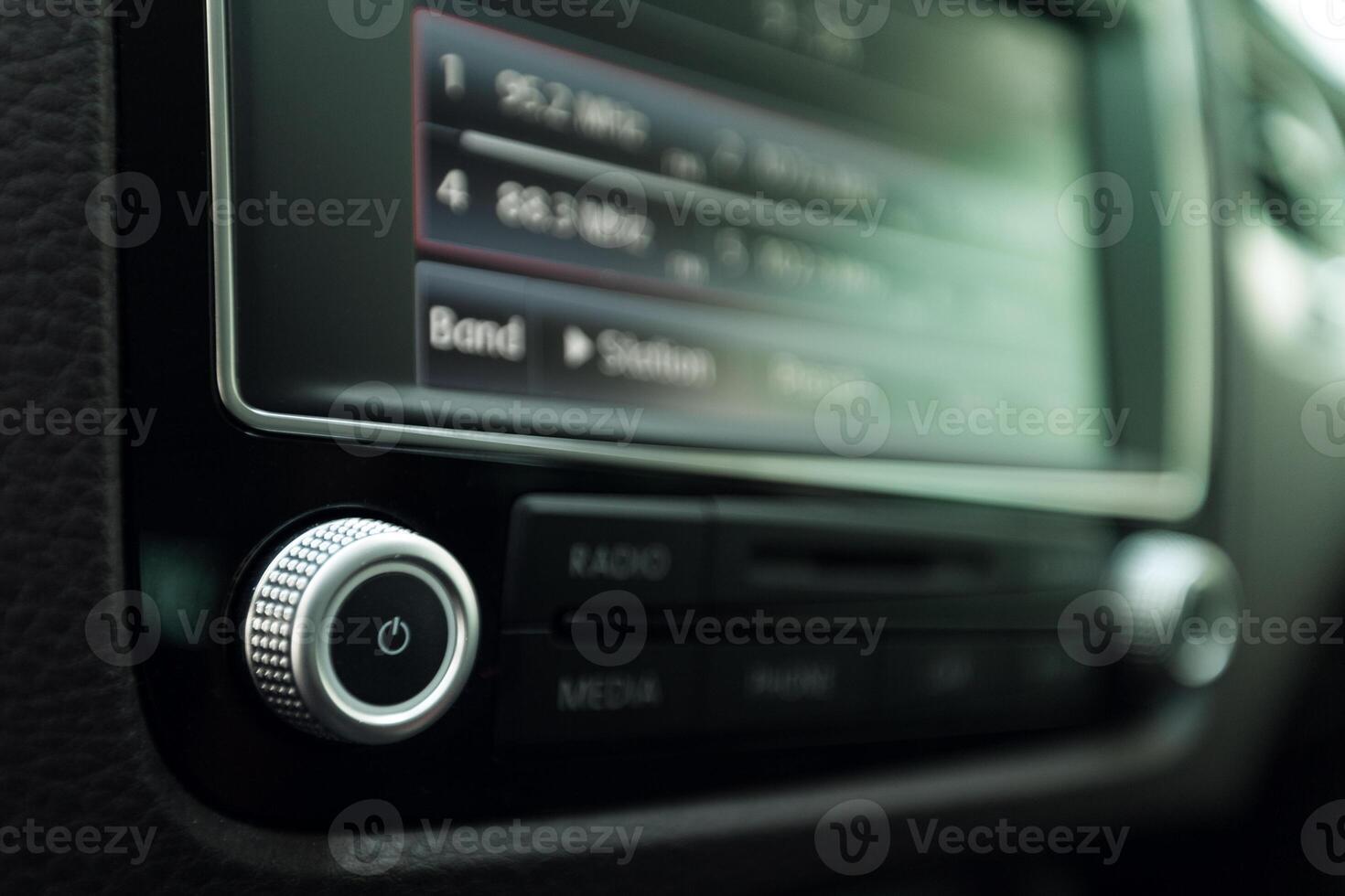 Smart multimedia touchscreen system for automobile photo