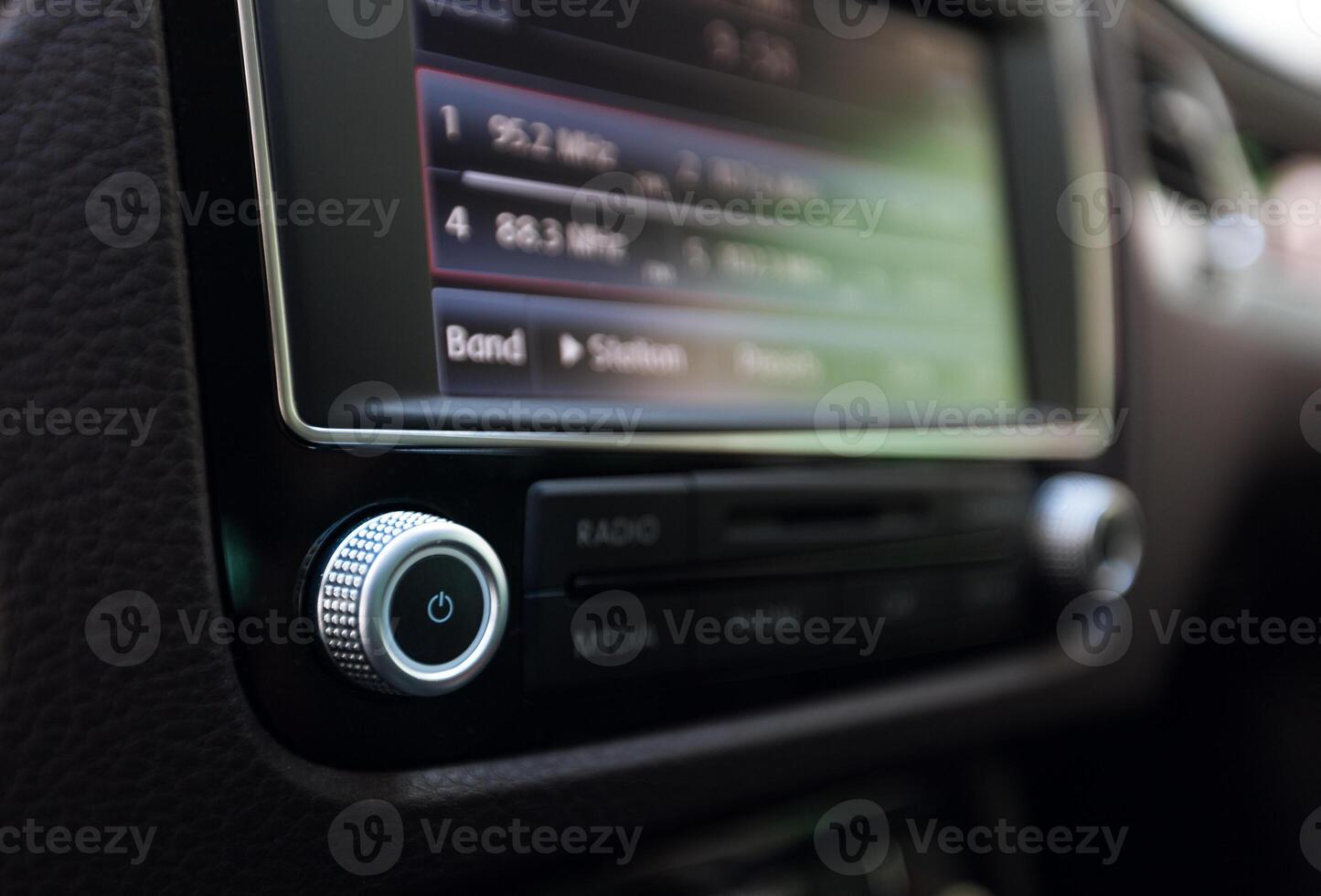 Smart multimedia touchscreen system for automobile photo