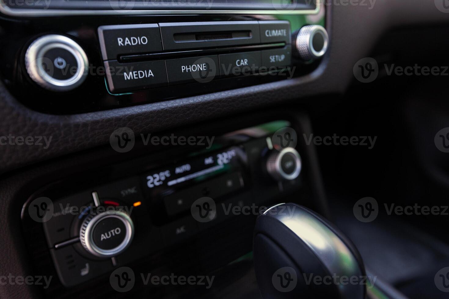 Smart multimedia touchscreen system for automobile photo