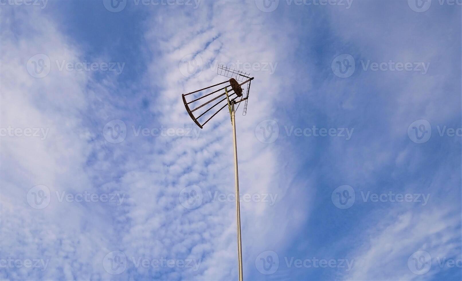 An analog antenna is a device that captures radio wave signals broadcast by television stations. Analog signals are continuous photo