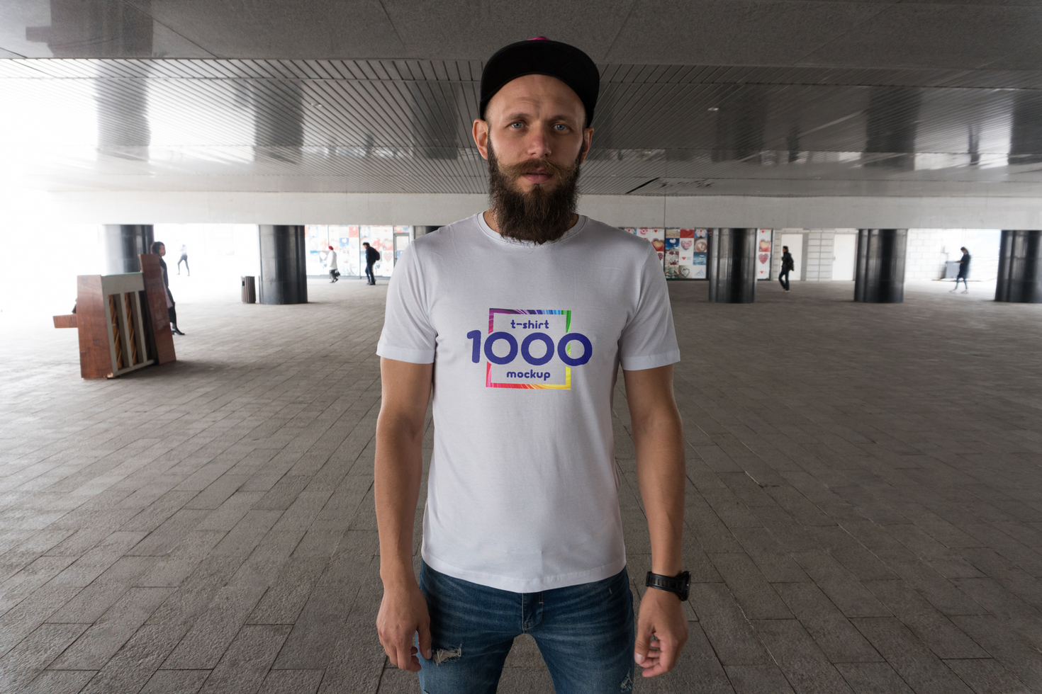 Man in White T-Shirt with 1000 T-Shirt Mockup Design Standing in Modern City Architecture psd