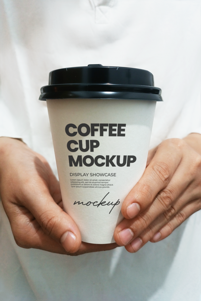 Man holding paper cup mockup on hand psd
