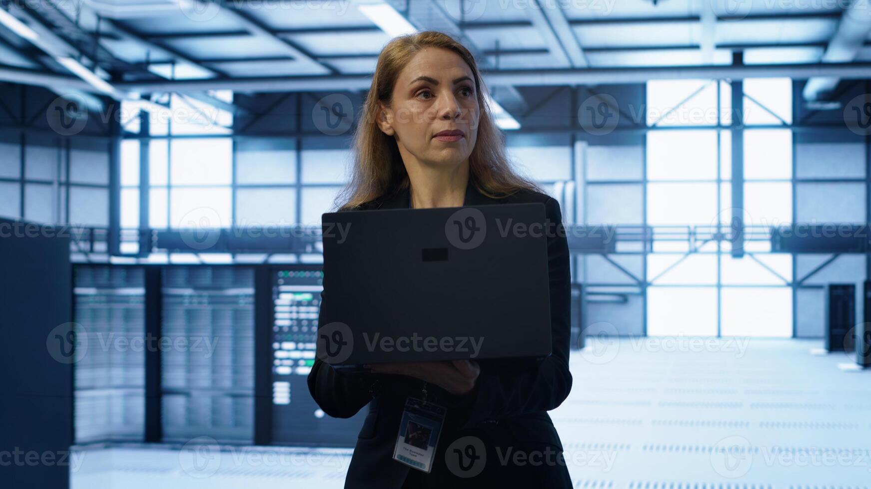 software desarrollador caminando en datos centro, supervisando servidor operaciones utilizando ordenador portátil. mujer asegurando óptimo actuación y datos integridad en servidor granja utilizando computadora portátil, cámara un foto