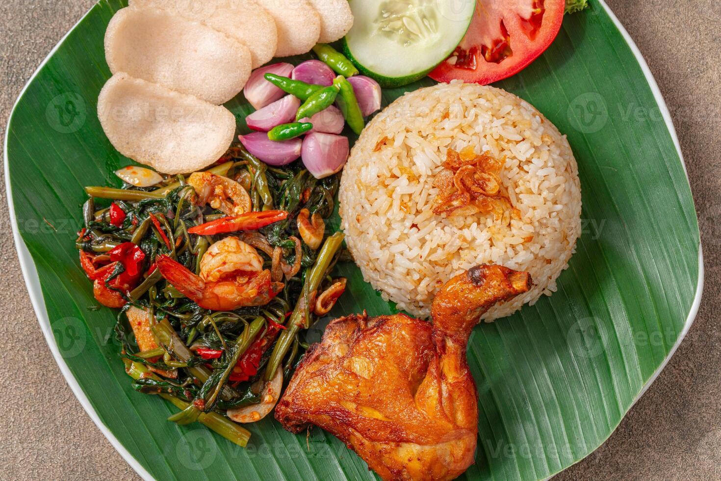 Simangunsong rice is a combination of stir-fried rice with shrimp paste and fried chicken photo