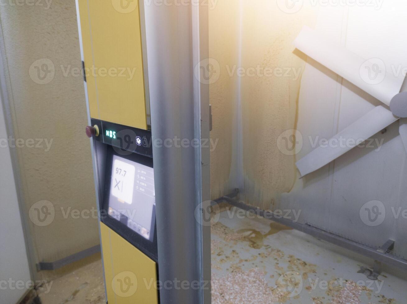 The condition of the chicken hatching machine corridor after the doc chicken was removed from the machine, there were still shell fragments and chicken feather dust. photo