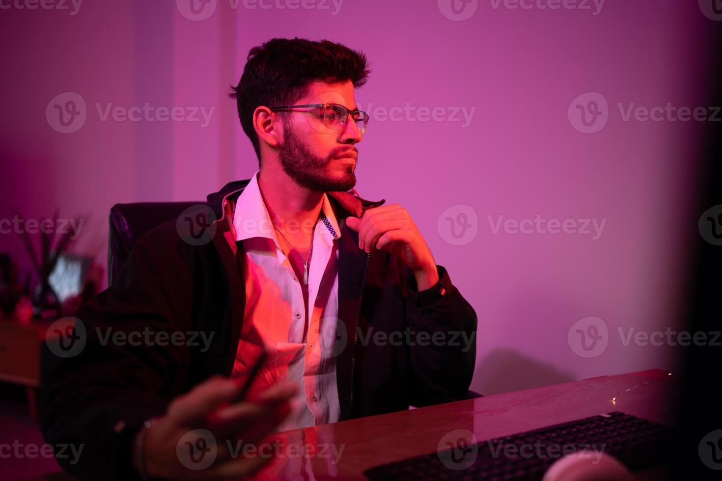 información tecnología empresario trabajando en computadora a hogar para digital aplicaciones software desarrollo o sitio web diseño, ux, ui, en ciernes gráfico diseñadores con codificación proyectos o en línea empresa gestionar foto