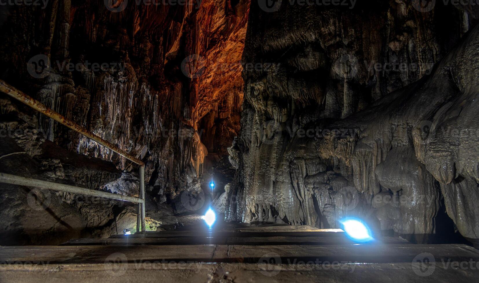 Exploring the stunning rock formations in Grutas de Cacahuamilpa National Park photo