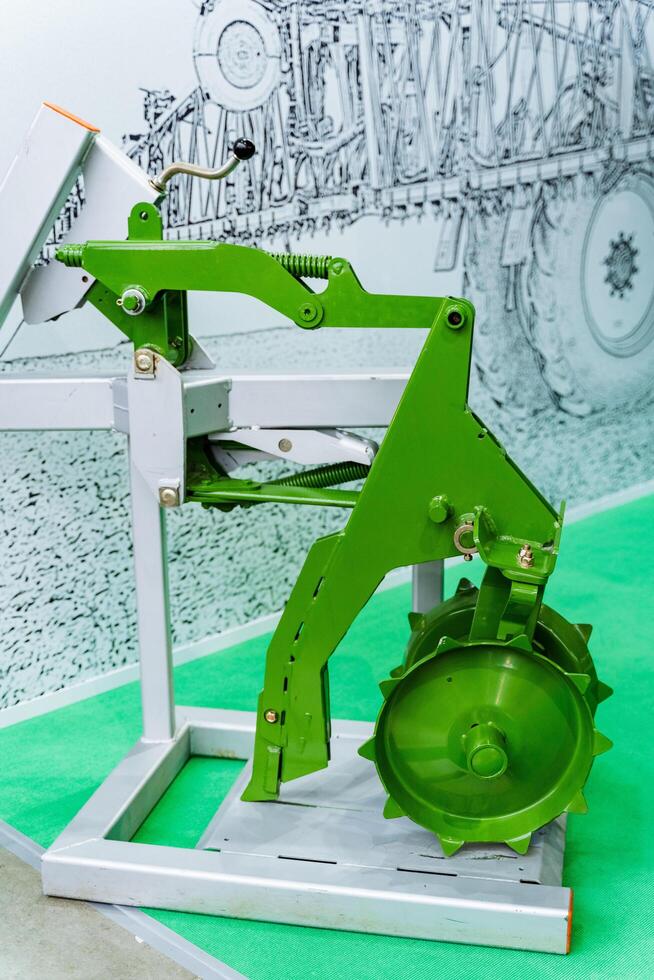 A green machine with a wheel on it photo