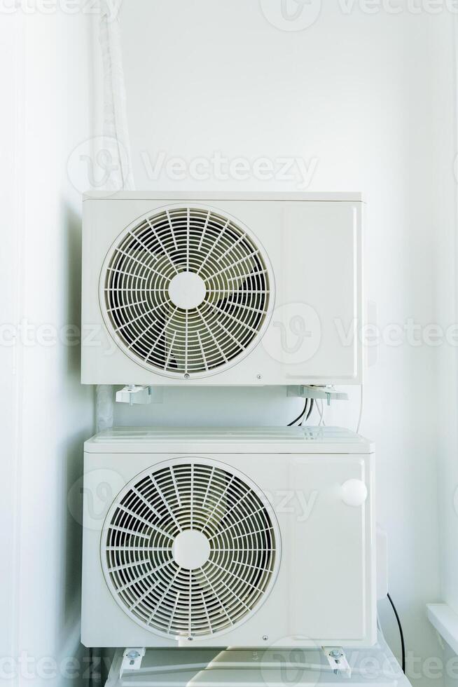 In this stylishly modern room, two stacked air conditioning units work together efficiently to cool the space, guaranteeing comfort and a pleasant atmosphere for everyone present photo