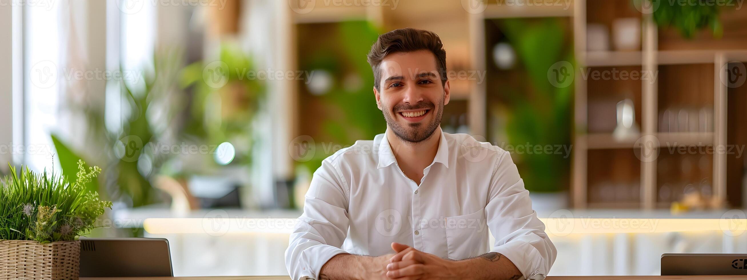 Enthusiastic Front Desk Manager Excelling in Workplace Responsibilities photo