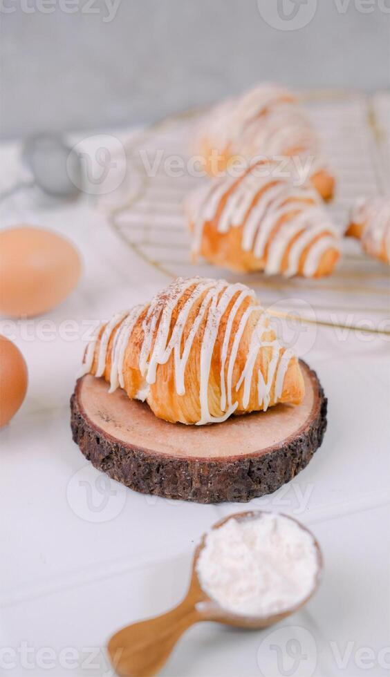 Close Up Photography of Mini Croissant Vanilla for Valentines Days photo