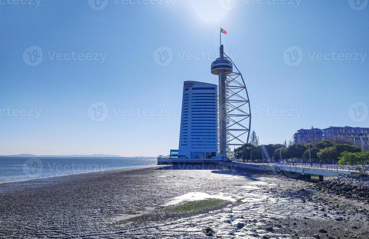 maravilloso costero escena presentando un moderno Alto hotel y observación torre por el Oceano debajo un brillante Dom. ideal para viajar, arquitectura, y real inmuebles proyectos foto