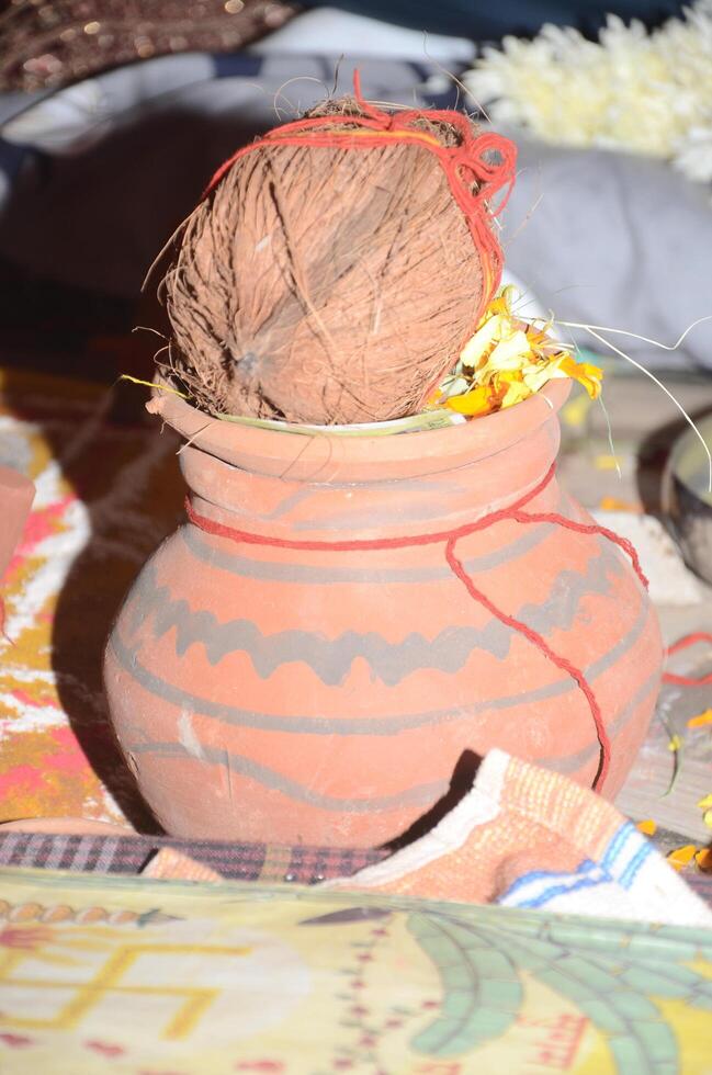 A pot with a string and a ball of yarn photo