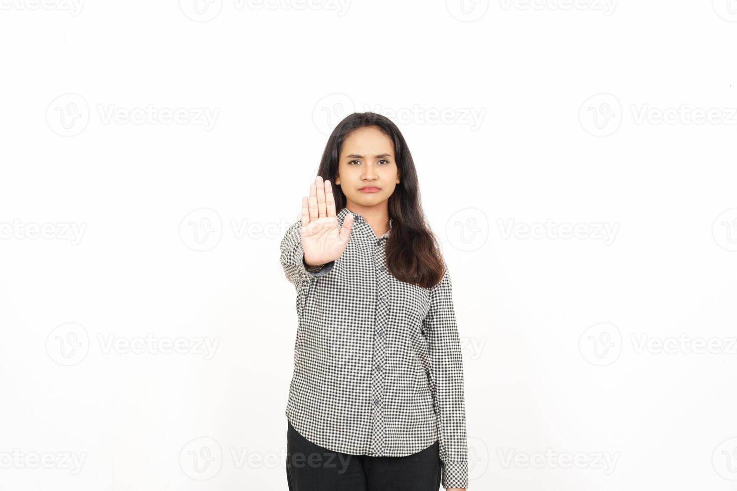 un mujer haciendo un detener firmar con su mano foto