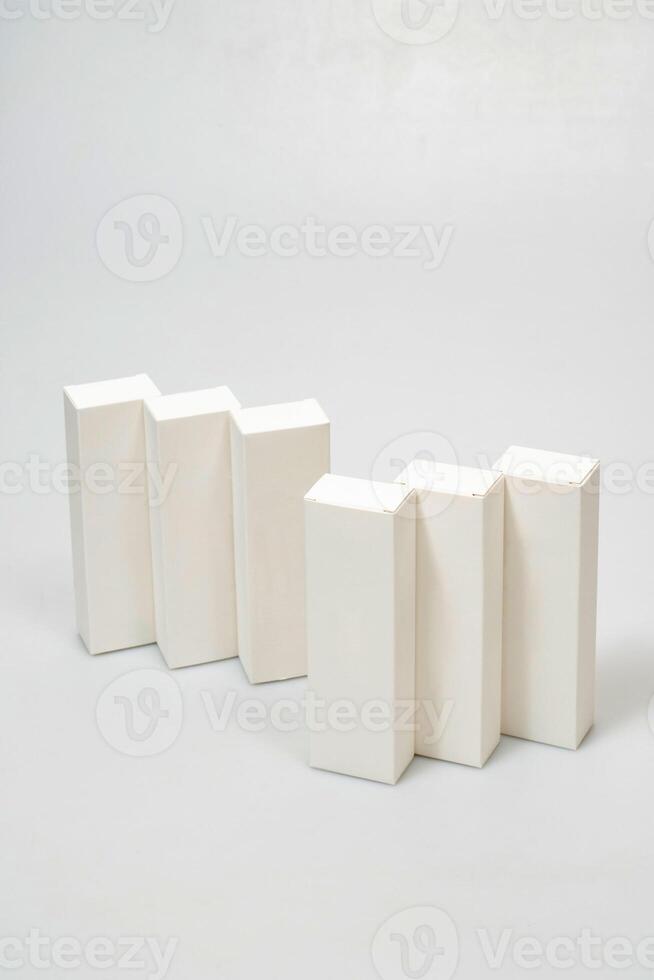 white boxes on a white back photo