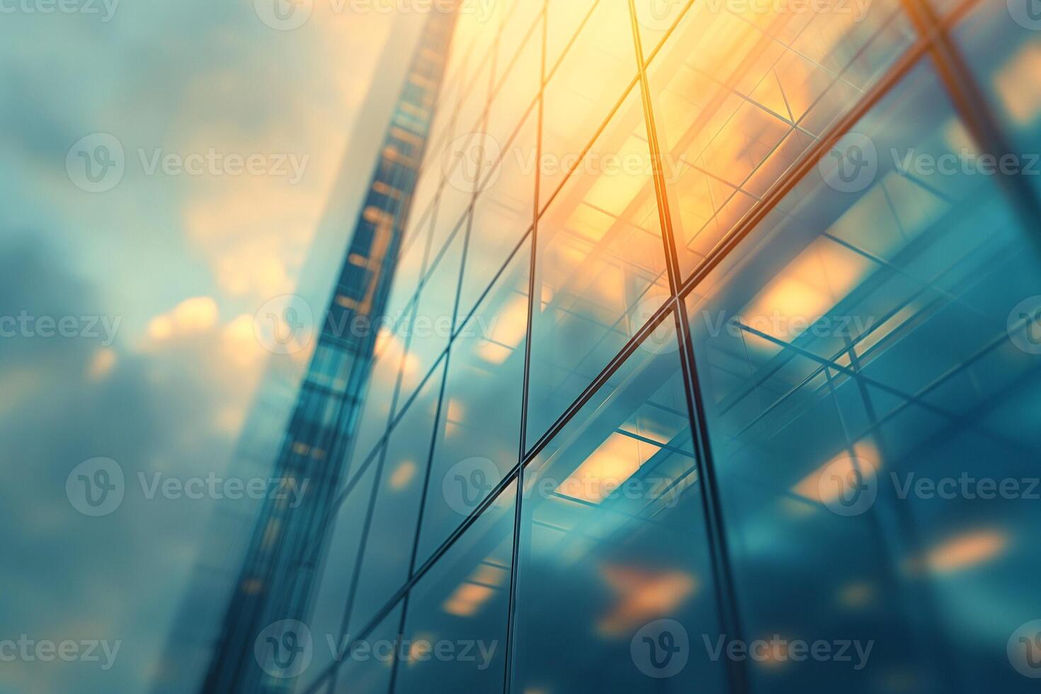 un moderno vaso rascacielos reflejando el calentar resplandor de puesta de sol con un dramático cielo en el antecedentes. foto