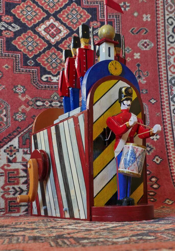 Drummer and the Brave Guards, barrel organ and oriental carpet, bazaar photo