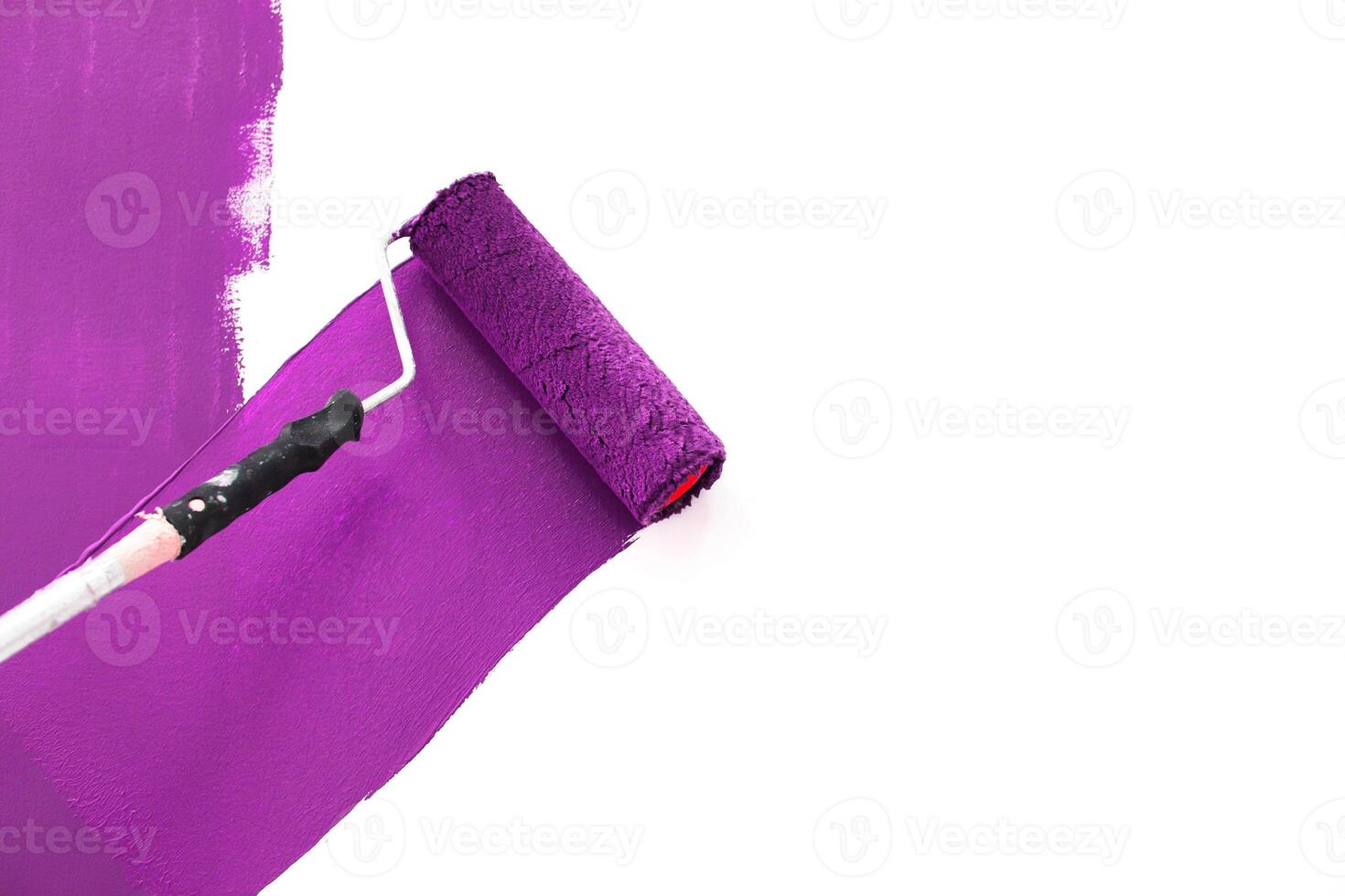 Painting on white surface wall by the roller brush photo