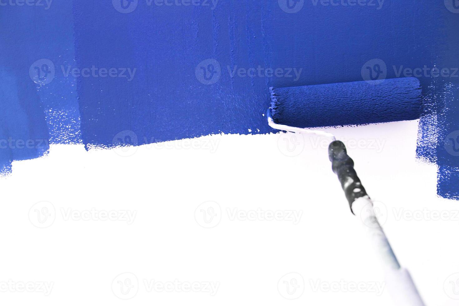 Painting on white surface wall by the roller brush photo