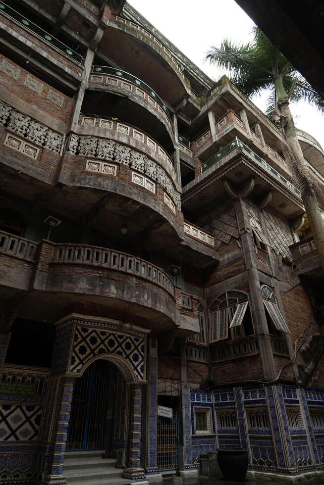 A building with many balconies and balconies on it photo