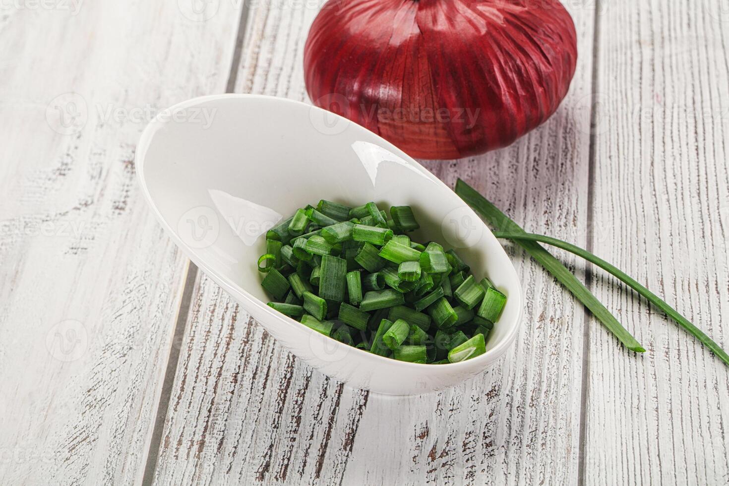 A bowl of chopped onions and a red onion photo