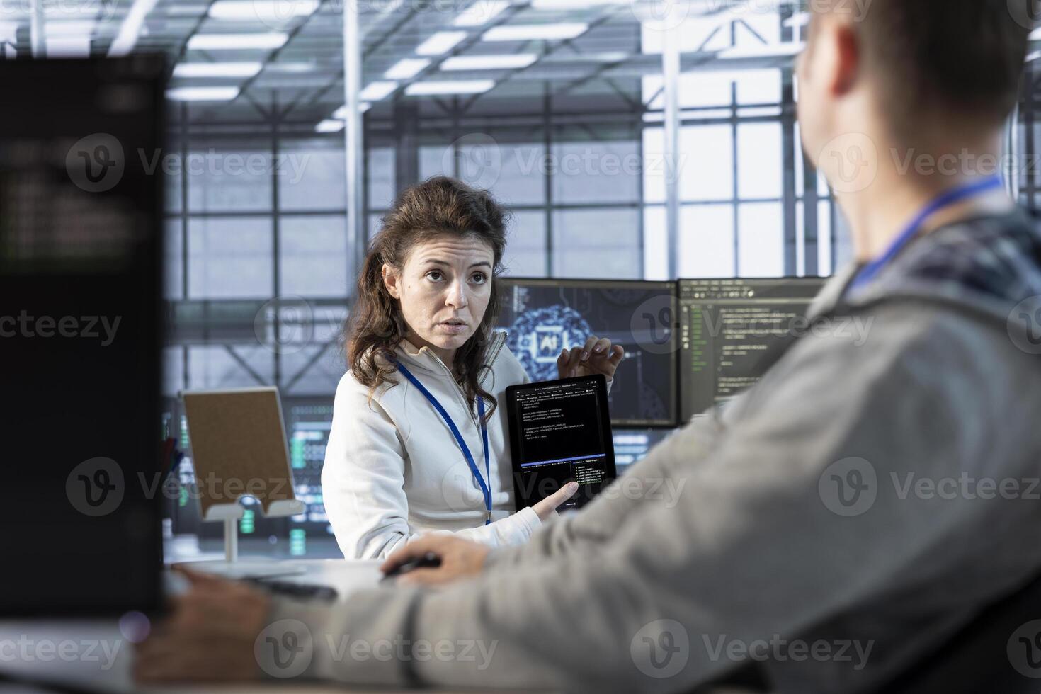 programadores utilizando tableta en datos centro, coordinando despliegue de servidor arquitectura, mejorando datos Procesando velocidad. servidor granja eso profesionales configurando y pruebas hardware utilizando dispositivo foto