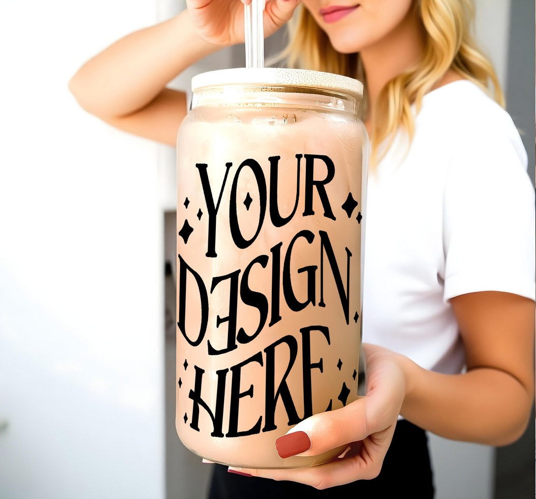 mockup glass cups with bamboo lids with straw filled with ice coffee held by women ,mockup cups, jar psd
