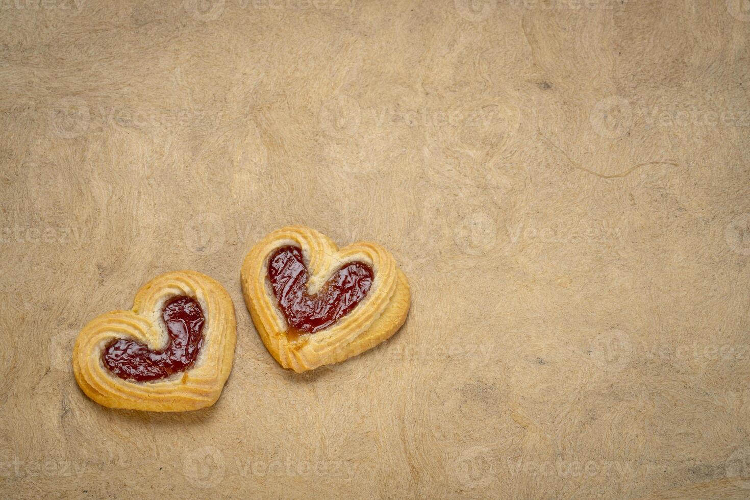 mermelada corazón galletas en Arte papel, amor o romance concepto foto