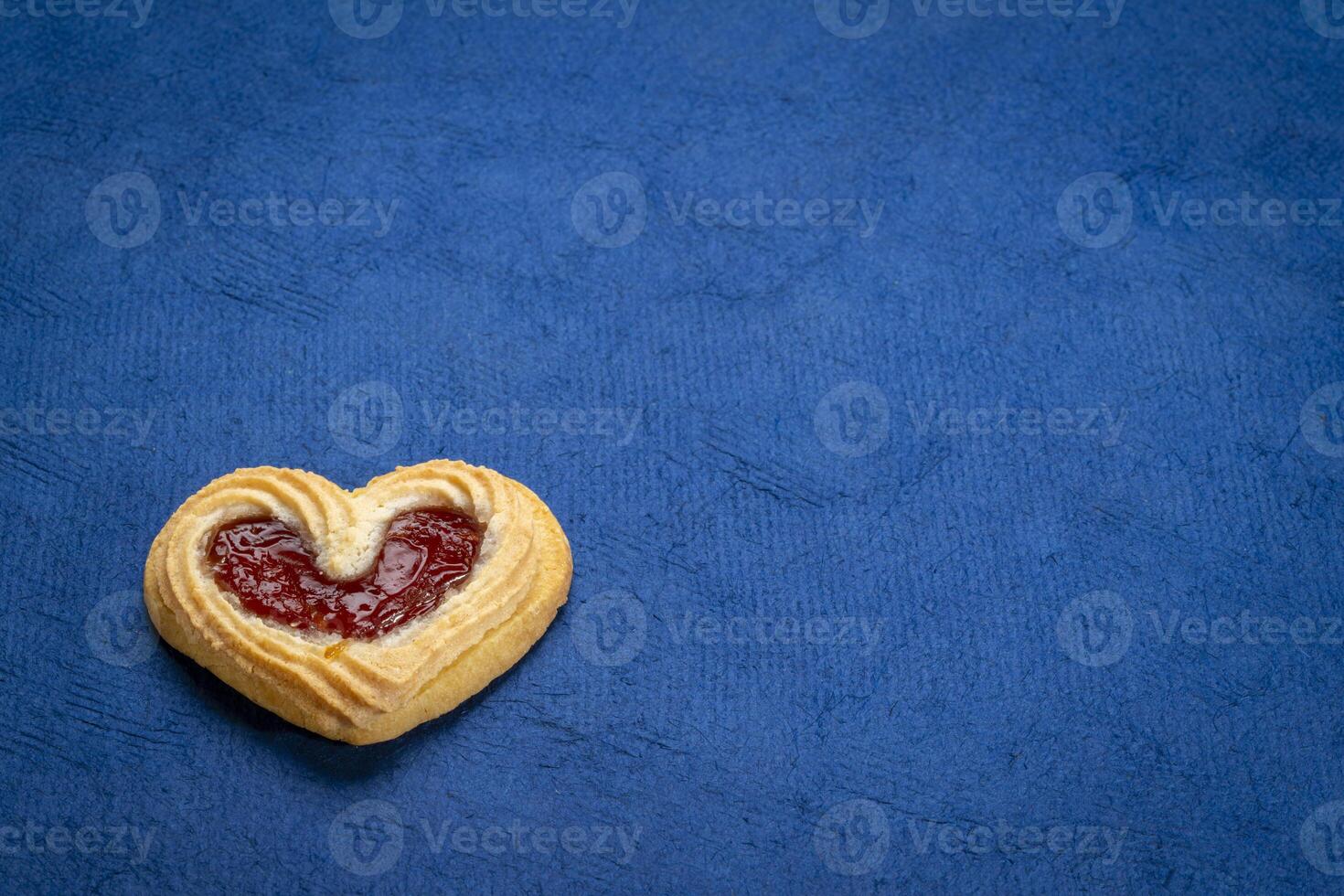 solitario mermelada corazón galleta Galleta en ladrar Arte papel, amor o romance concepto foto