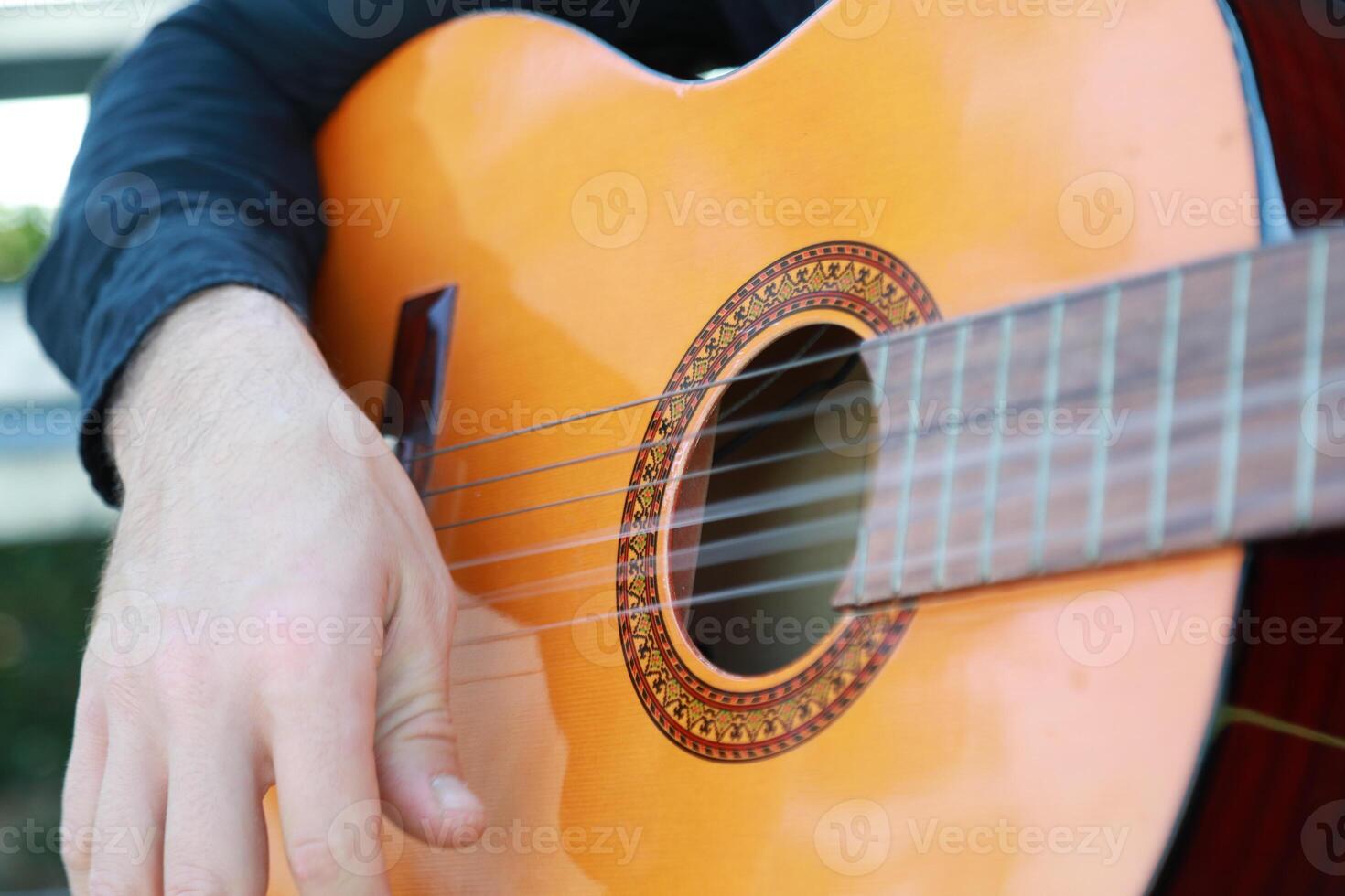 Start Learning Classical Guitar With the First Musical Chords photo