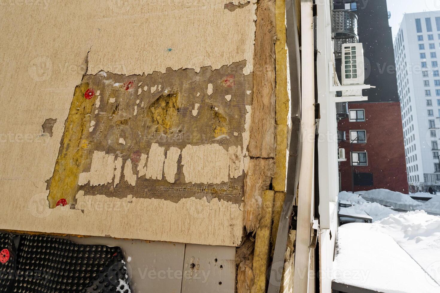 This image depicts a wall that stands prominently in the foreground, showcasing a wellconstructed building elegantly positioned in the background, creating a striking visual contrast photo