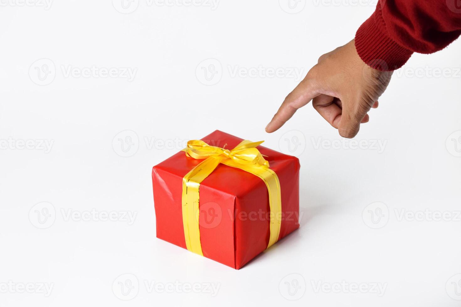 The hand of a person wearing a red sweater shows a red gift box photo