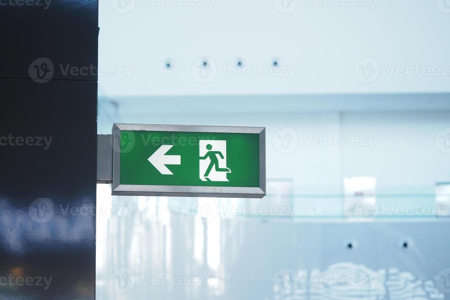 Exit sign directing towards the left in a modern indoor space photo