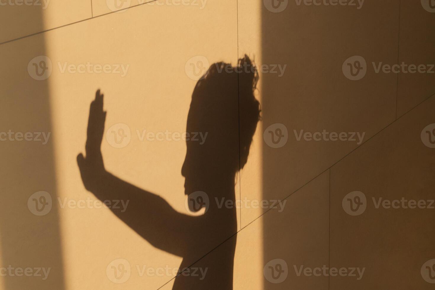 Shadow of a little girl's head on a wall for illustration and concepts, silhouette photo