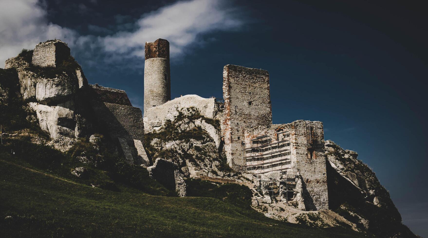 ruins of the castle in Olsztyn photo