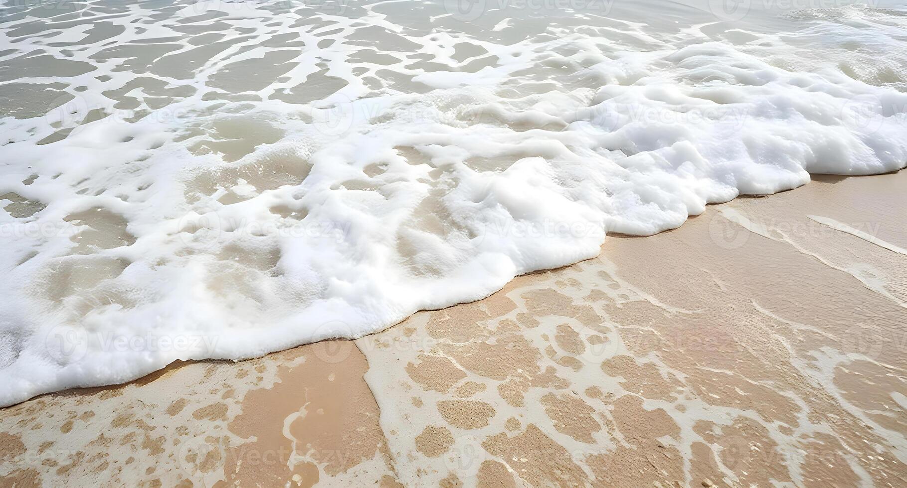 A wave is coming in to the ocean photo