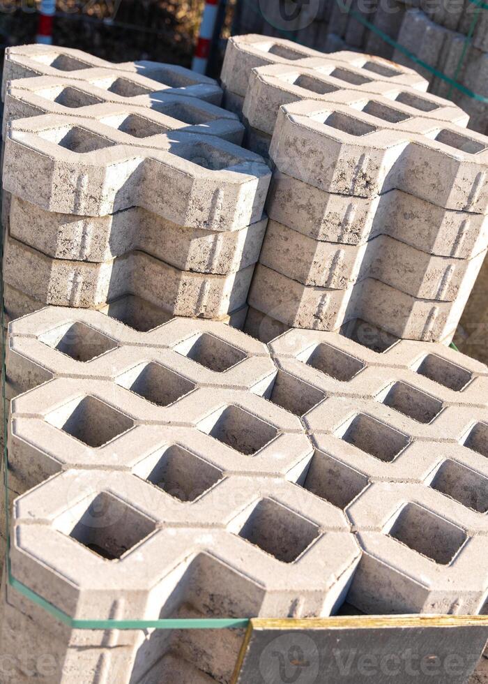 budget gray street tile, lawn grate stone, Okopflaster, stacked one on one in a high stack photo