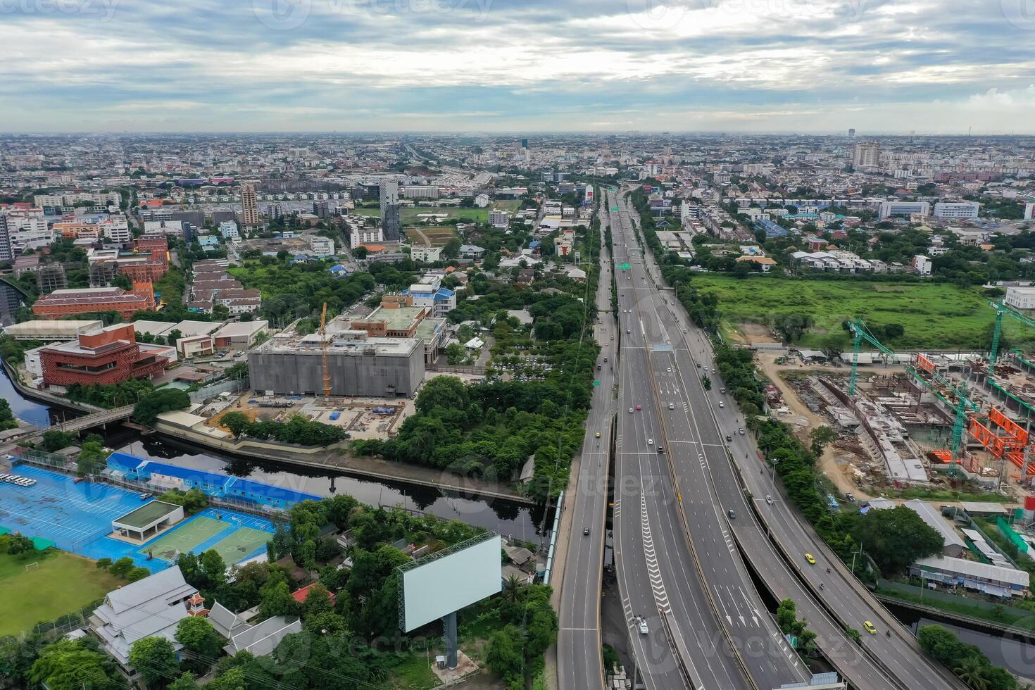 A expressway road that is unconnected to any other routes There are no crossroads or traffic lights to impede the flow of traffic. photo
