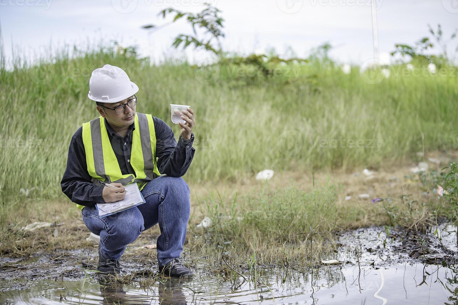 Environmental engineers inspect water quality,Bring water to the lab photo