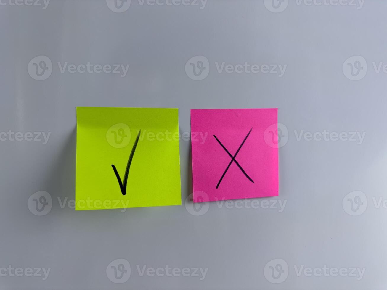 Correct and incorrect icons on sticky note photo