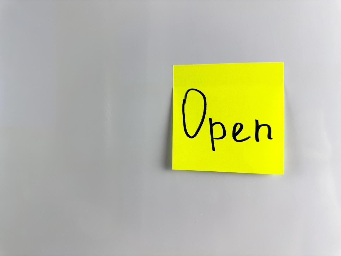Sticky note with the inscription saying that it is open photo