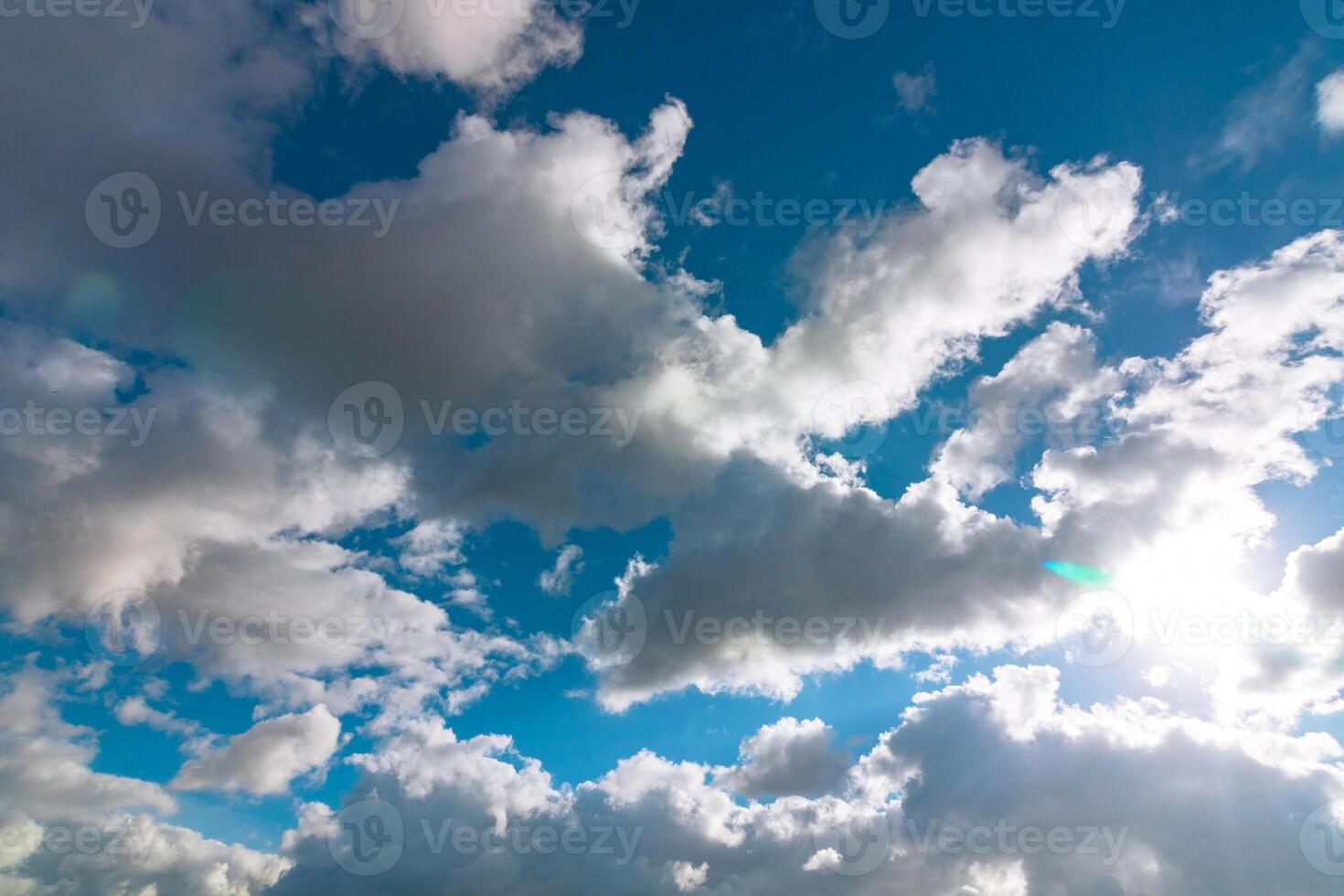 Partly cloudy sky background photo. Weather forecast concept photo