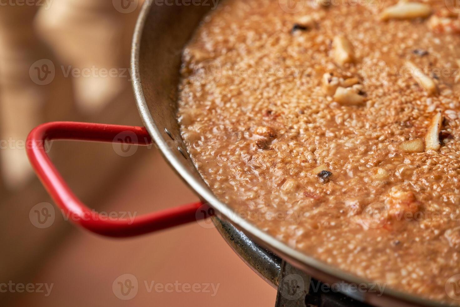 Frying pan with Arros a Banda photo