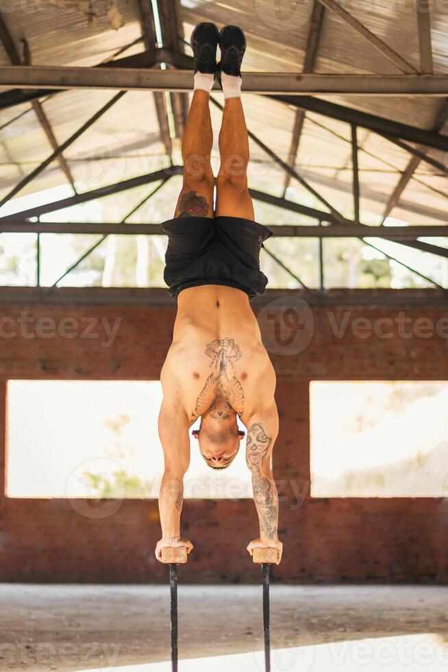 athletic man doing a vertical handstand. calisthenics photo