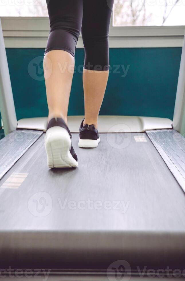 Wpman legs warming up over treadmill in training session photo