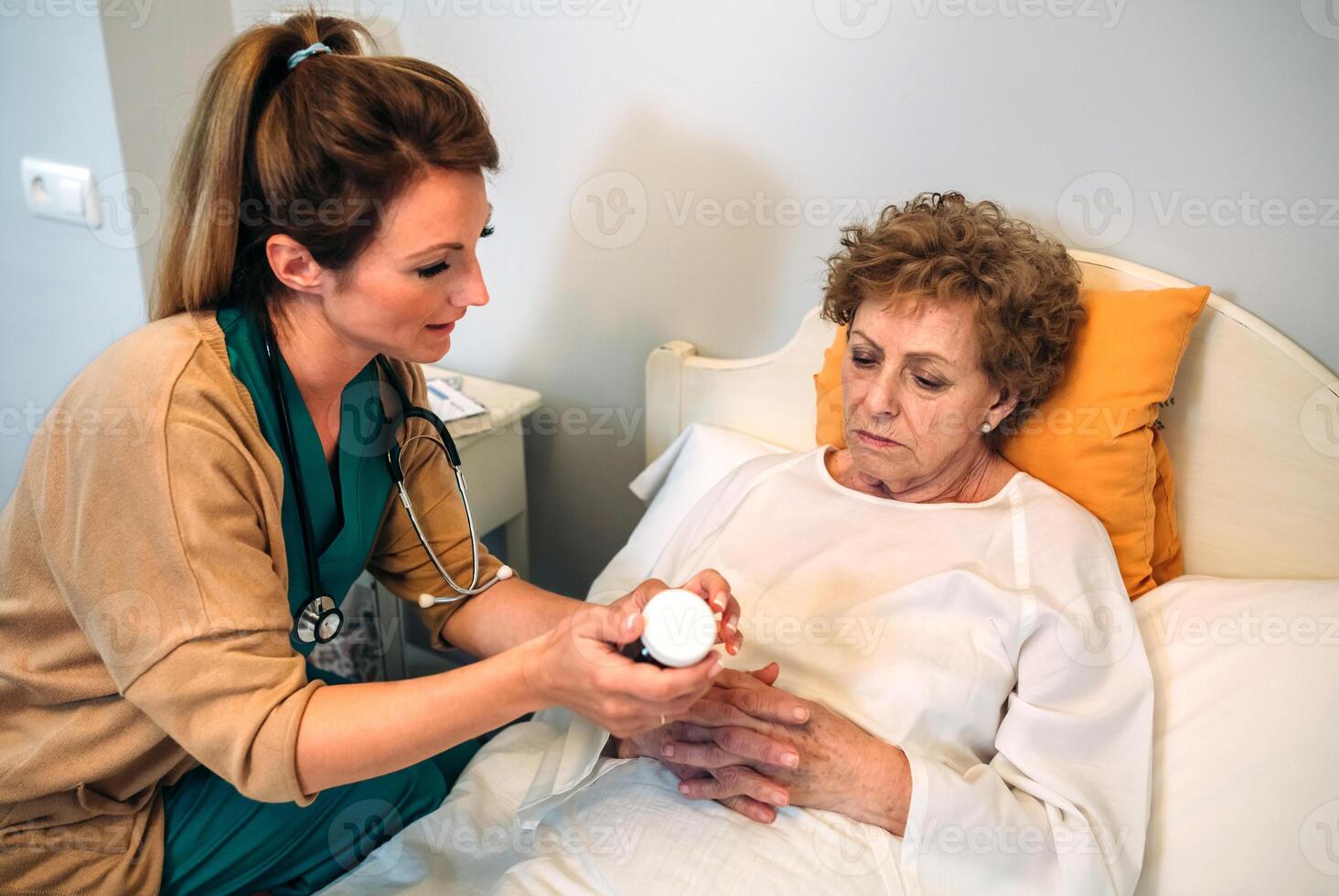 Female doctor explaining posology photo