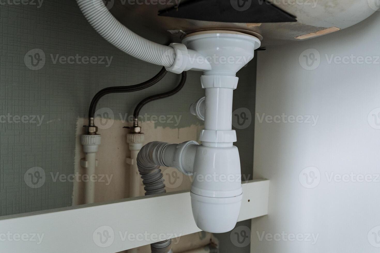 This cleverly designed sink features a drain pipe located directly underneath, which ensures effective drainage and efficiency, perfectly meeting the plumbing needs of kitchens or bathrooms photo