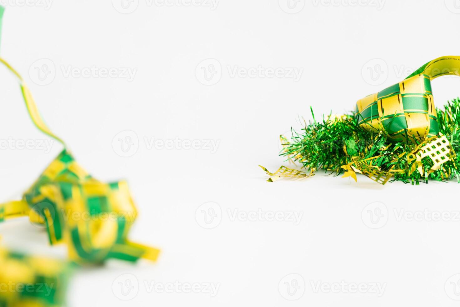 eid al fitr idul fitri ramadan ketupat lebaran copy space white background bokeh focus background blur foreground photo
