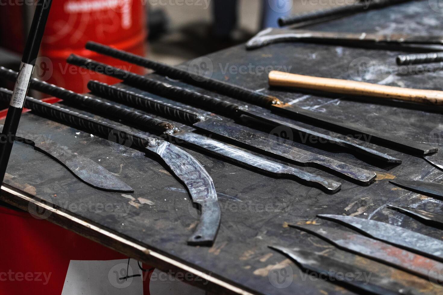 A table with several different types of knives on it photo